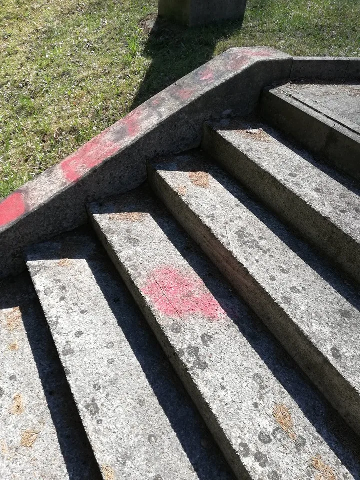 Poničený památník