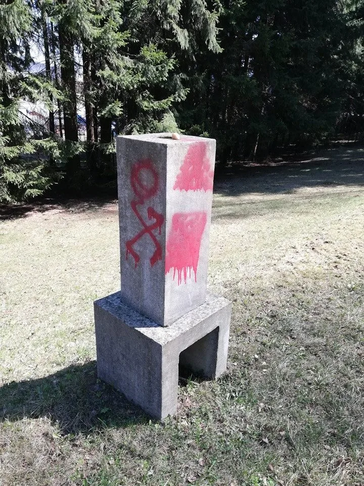 Poničený památník