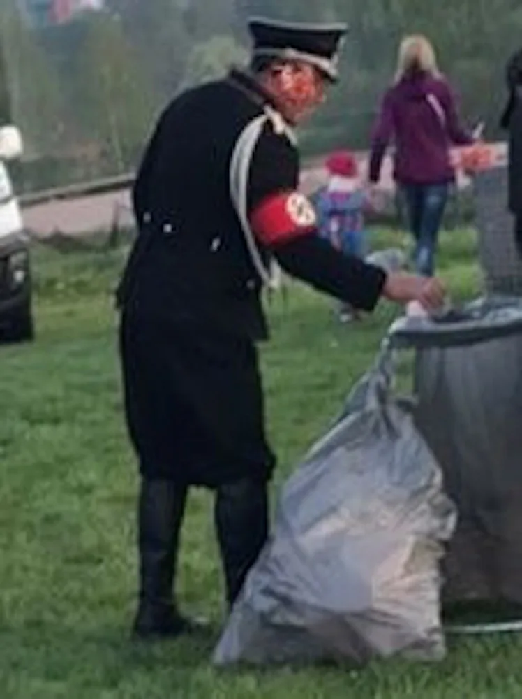 Muž v nacistické uniformě.