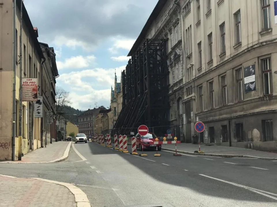 Silnice kolem školy je průjezdná od Lučan.
