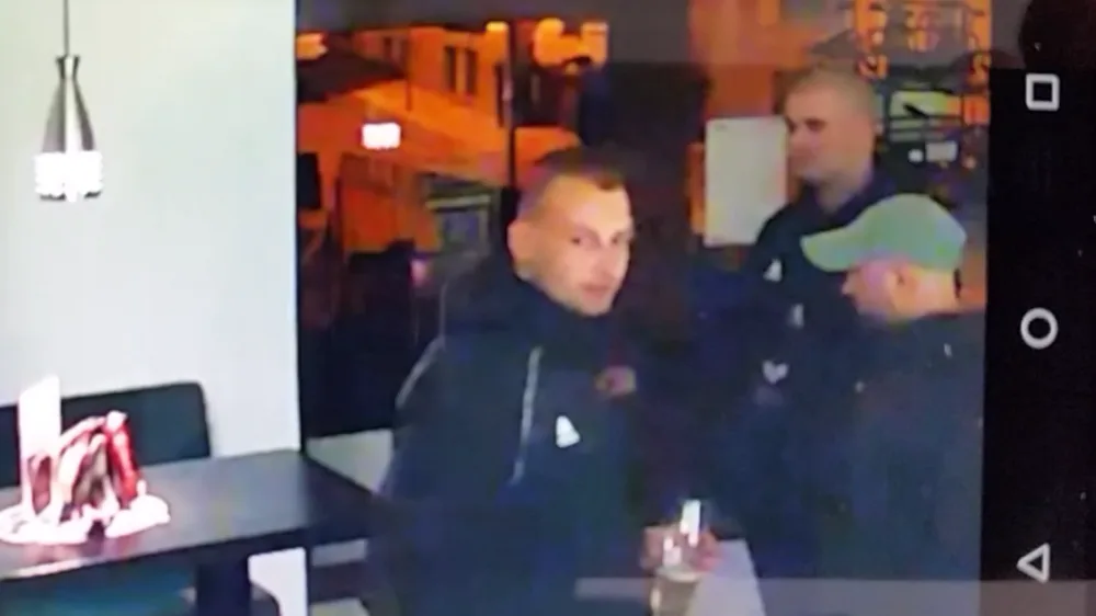 Bezpečnostní kamera celé napadení zachytila.