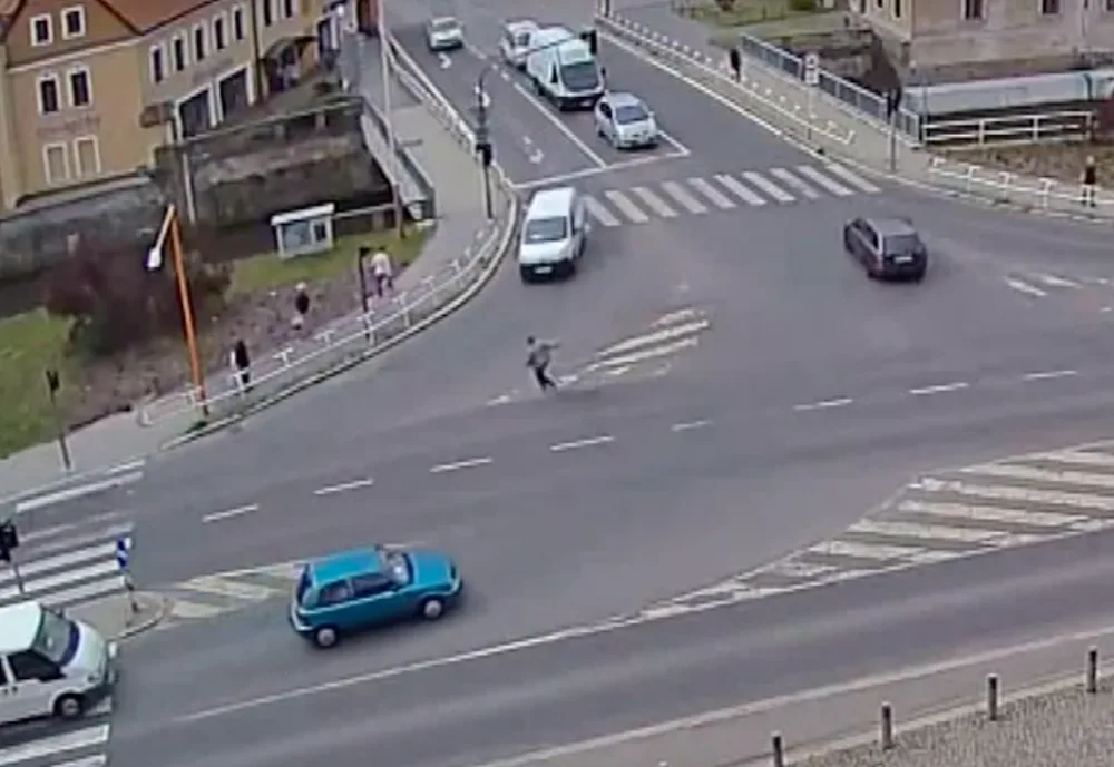Muž si ustlal uprostřed křižovatky