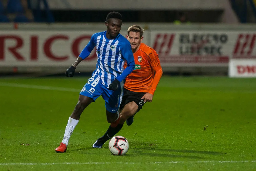 Fotbalisté Slovanu (v modrém) prohráli doma s Plzní 0:2