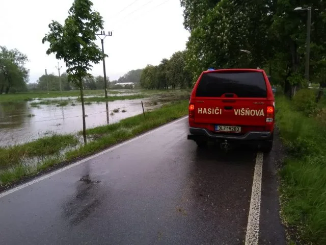 Od ranních hodin hladina Smědé postupně klesá.