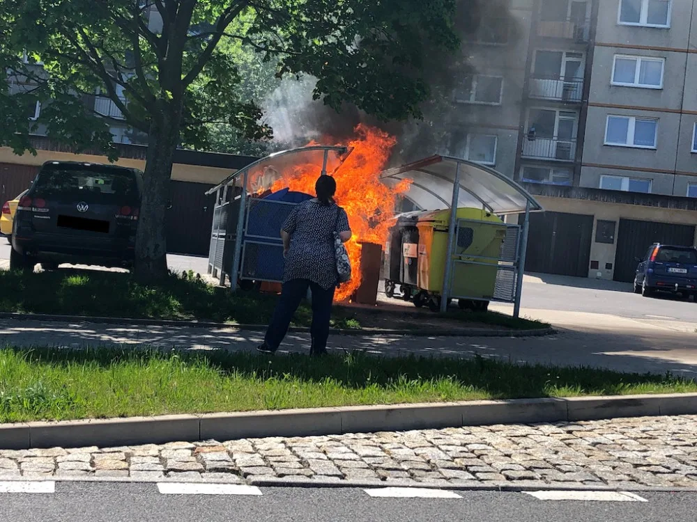 Hořící kontejnery na Dobiášovce.