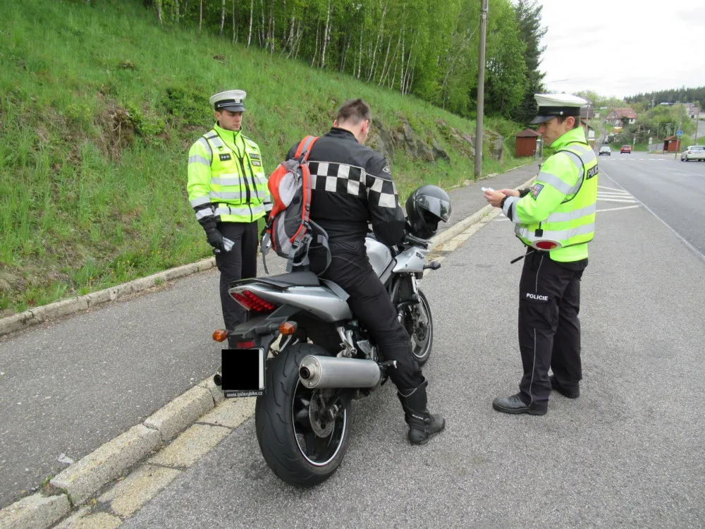 Policisté kontrolovali motorkáře.