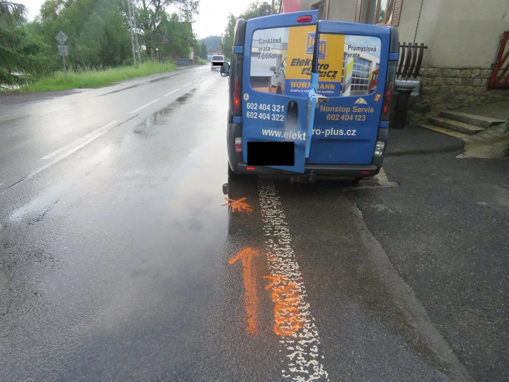 Cyklistka narazila do dodávky.