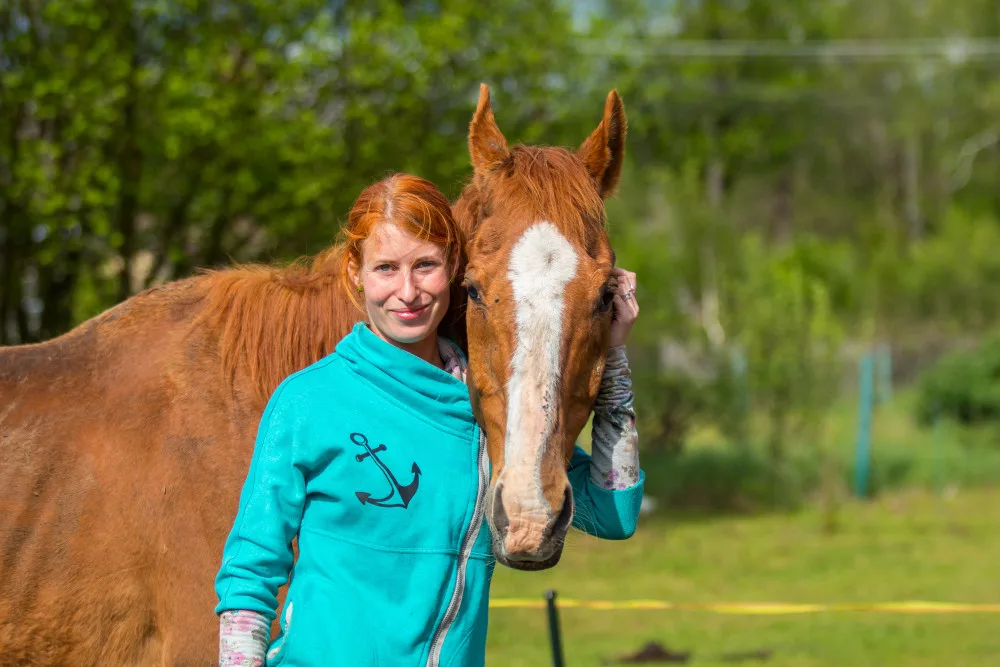Ester Rišková se rozhodla pomáhat ex-dostihovým koním, kteří by jinak skončili na jatkách.