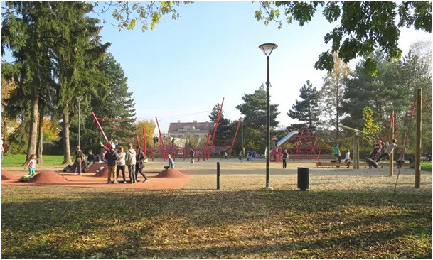 Jedním z možných projektů je pítko v parku u letního kina.