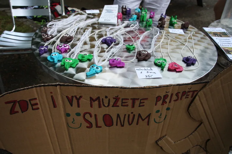Originální výrobky na podporu slonů.