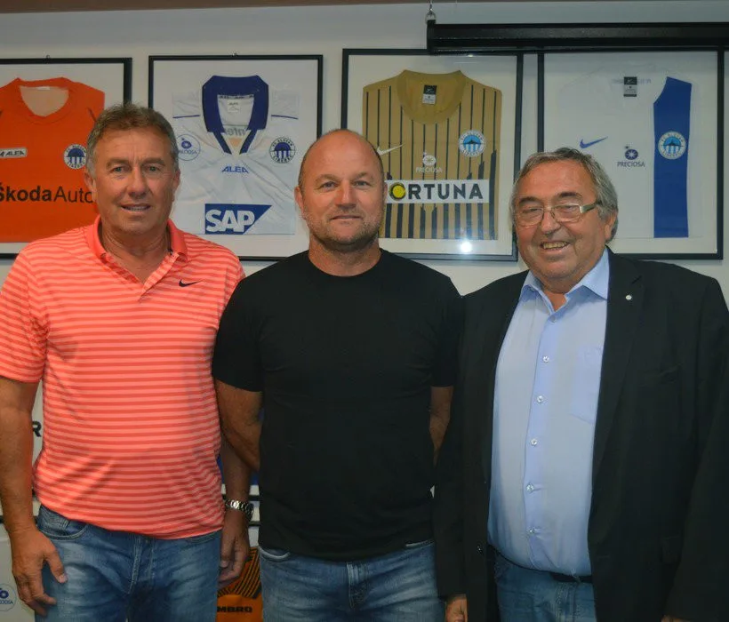 Pavel Hoftych (uprostřed) povede Slovan.