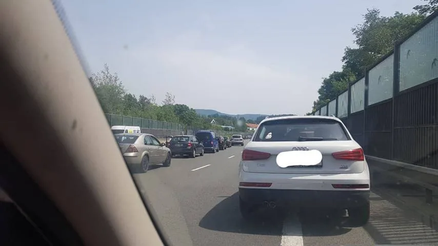 Kolona před nehodou.