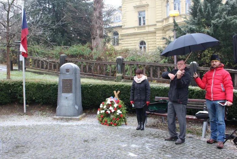 Část lukášovského pomníku se nachází v parku Generála Mrázka v centru Jablonce.