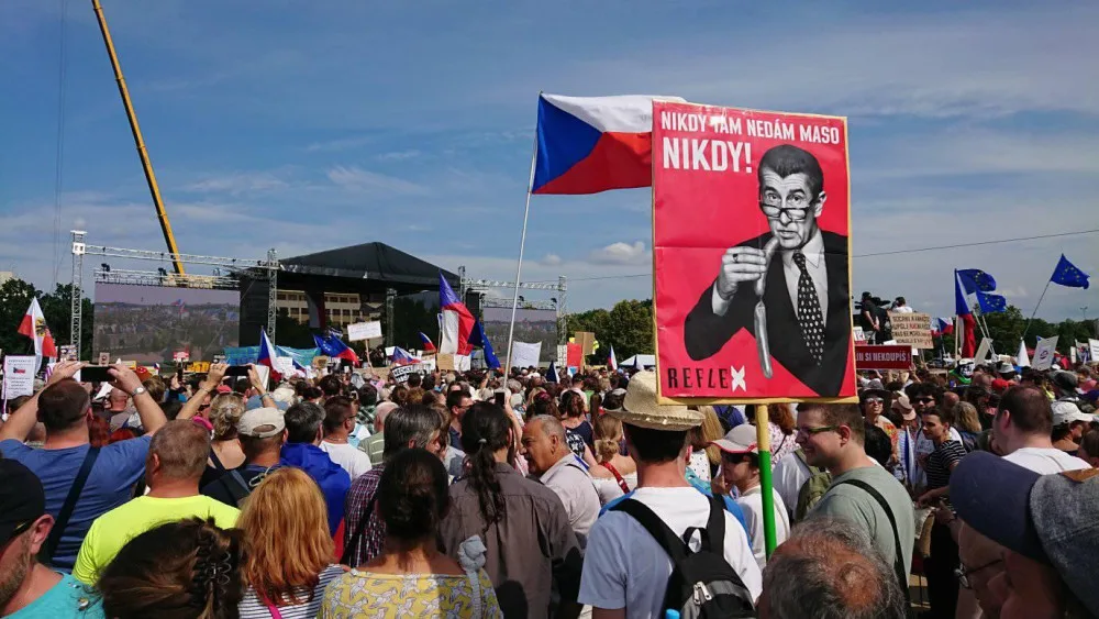 Foto z dnešní demonstrace na Letné.