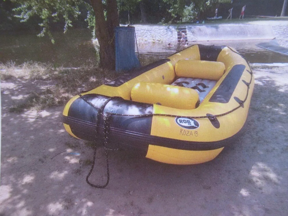 Zloděj ukradl raft.