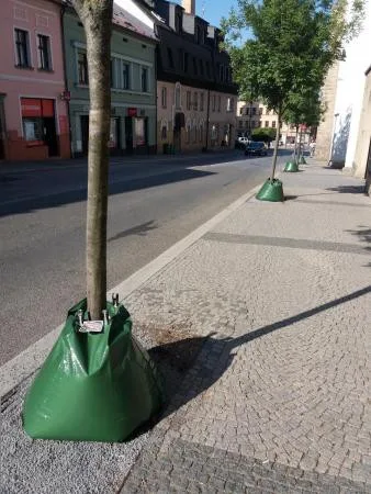 Zavlažovací vaky v Turnově.