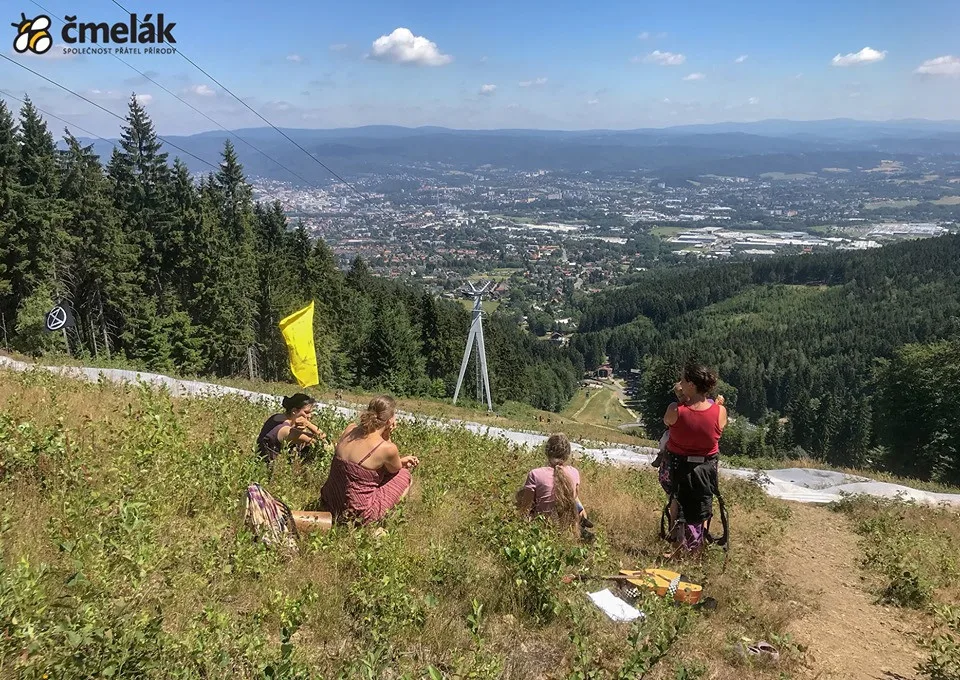 Na sjezdovce pod Ještědem se objevilo logo hnutí Extinction Rebellion