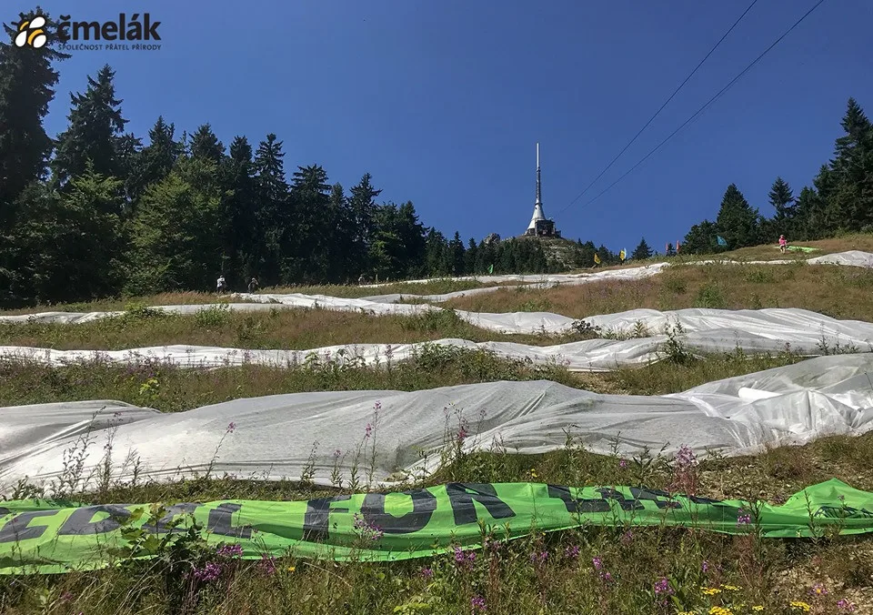 Na sjezdovce pod Ještědem se objevilo logo hnutí Extinction Rebellion