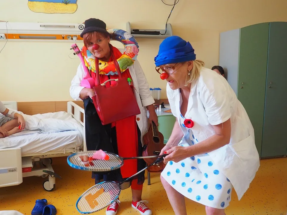 Zdravotní klaunky navštěvují Krajskou nemocnici v Liberci pravidelně.