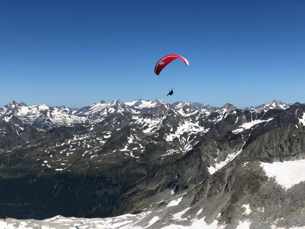Pohledy, které se naskytnou při paraglidingu, jsou neskutečné.