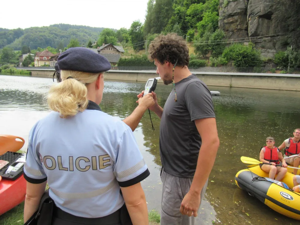 Policisté kontrolovali vodáky na Malé Skále.