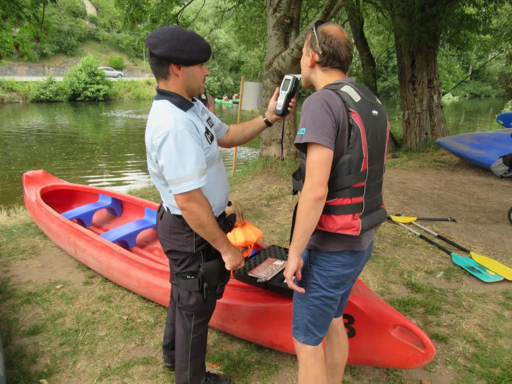Policisté kontrolovali vodáky na Malé Skále.