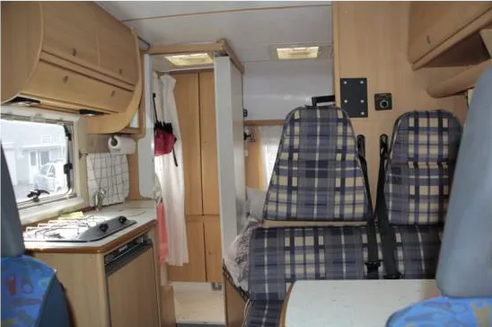 Vykradený karavan.