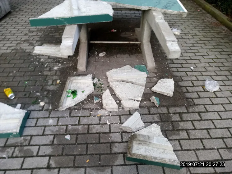 Takhle dopadl stůl po řádění výrostků.