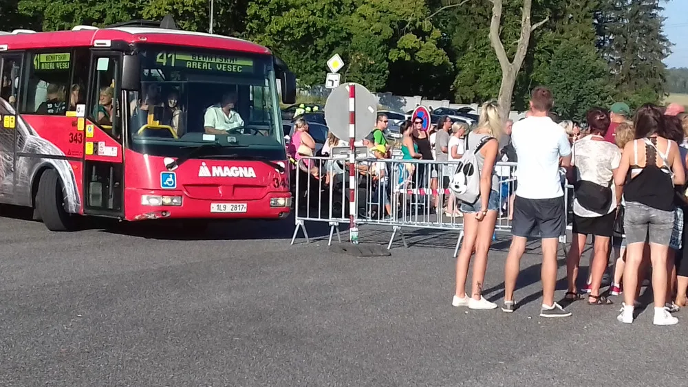 Speciální autobusová linka Benátská odvozila bezmála 30 tisíc návštěvníků festivalu