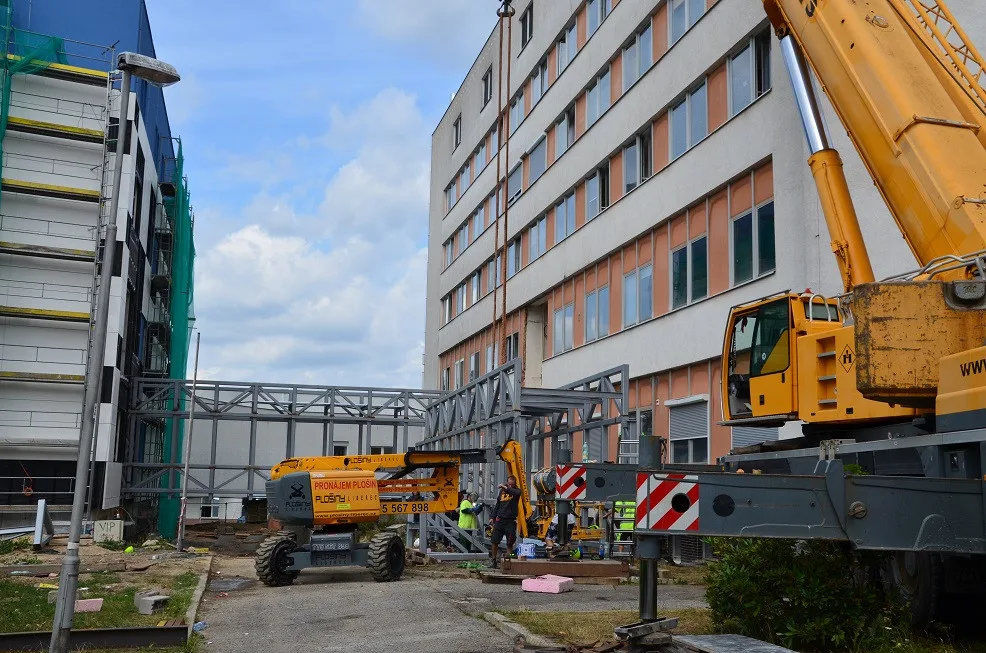 Instalace propojovacích chodeb.