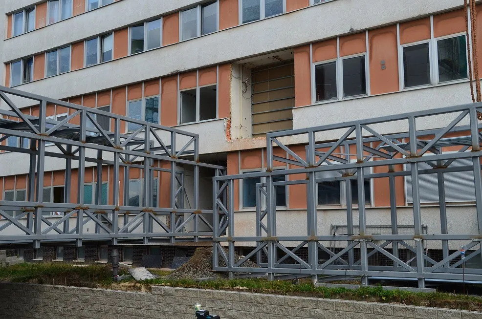 Instalace propojovacích chodeb.