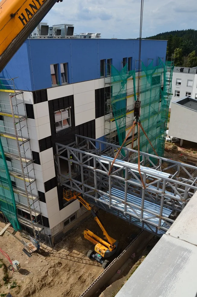 Instalace propojovacích chodeb.