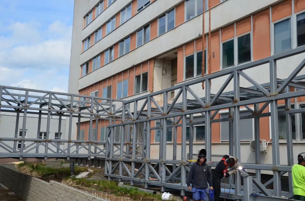 Instalace propojovacích chodeb.
