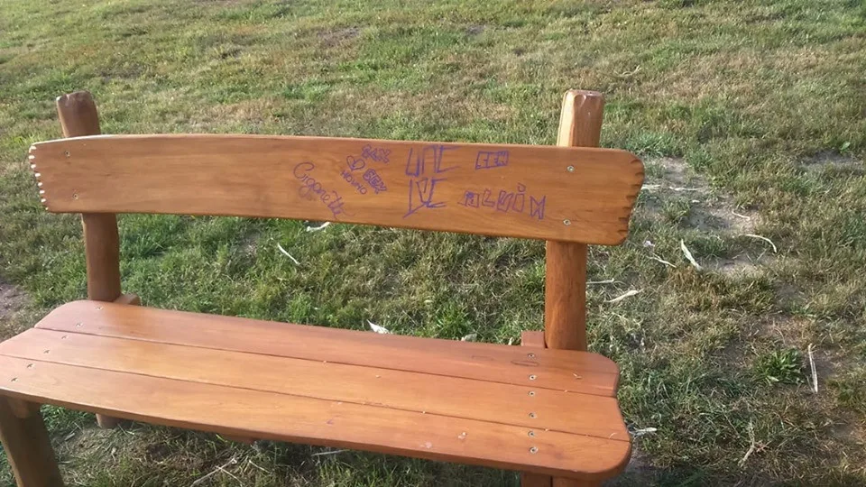 Poškozená lavička