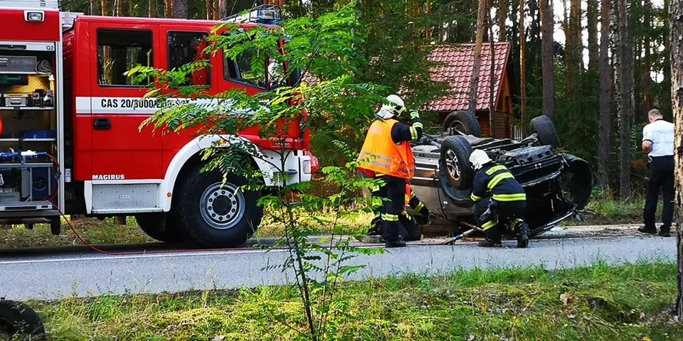 Řidič otočil auto na střechu.