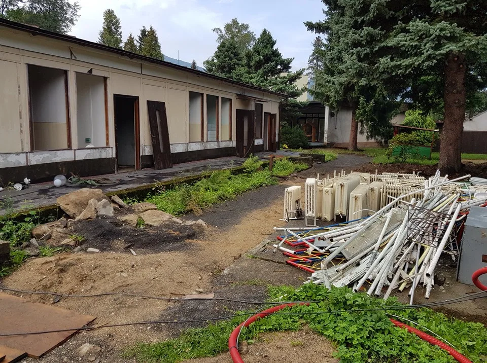 Stará školka prochází demolicí