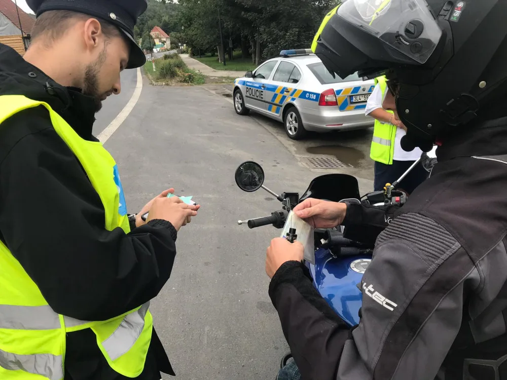 Policisté o víkendu opět kontrolovali řidiči i motorkáři.