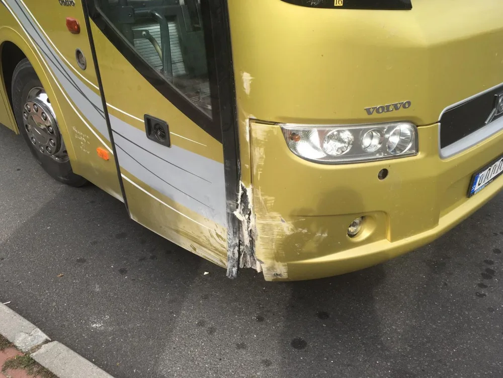 Autobus po nárazu.