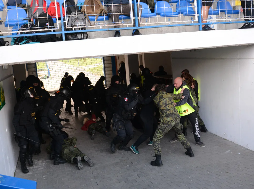 FOTO, VIDEO: Pořádková jednotka v akci. Cvičila vyklizení sektoru na stadionu U Nisy