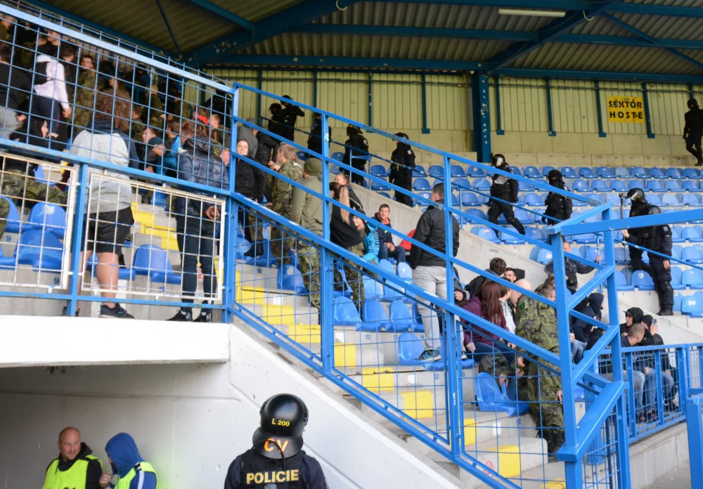 FOTO, VIDEO: Pořádková jednotka v akci. Cvičila vyklizení sektoru na stadionu U Nisy