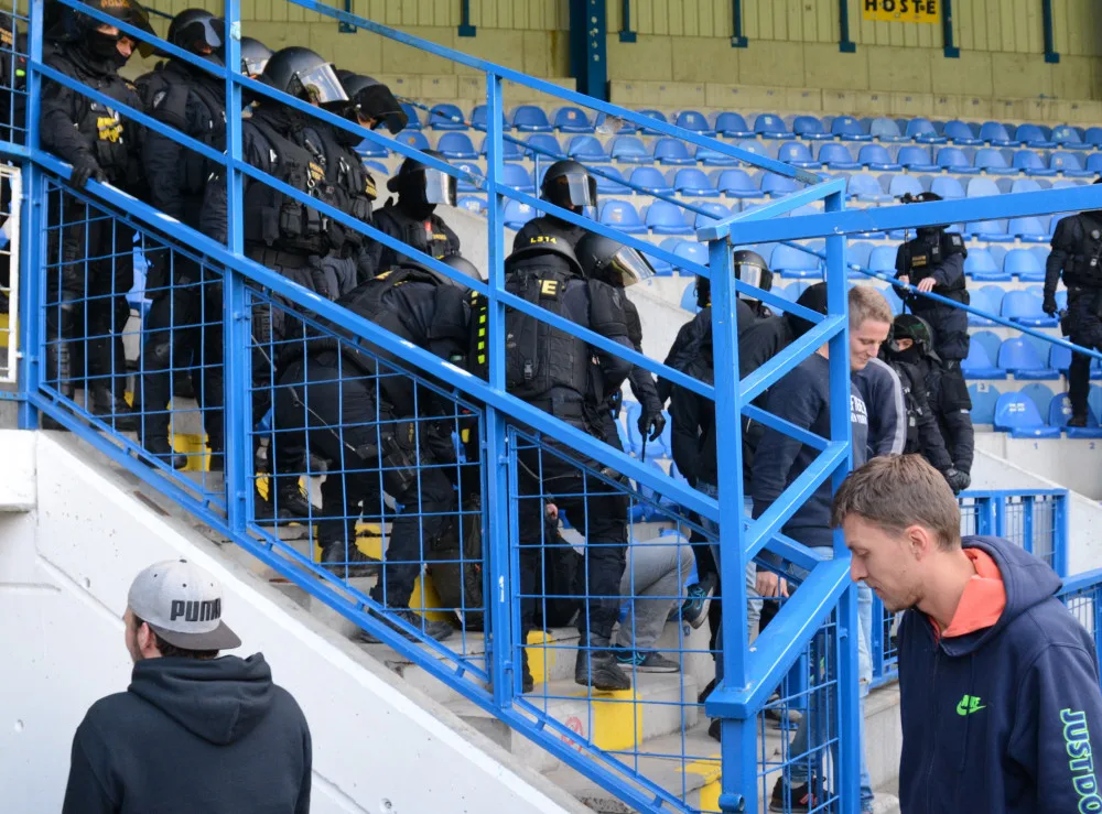 FOTO, VIDEO: Pořádková jednotka v akci. Cvičila vyklizení sektoru na stadionu U Nisy