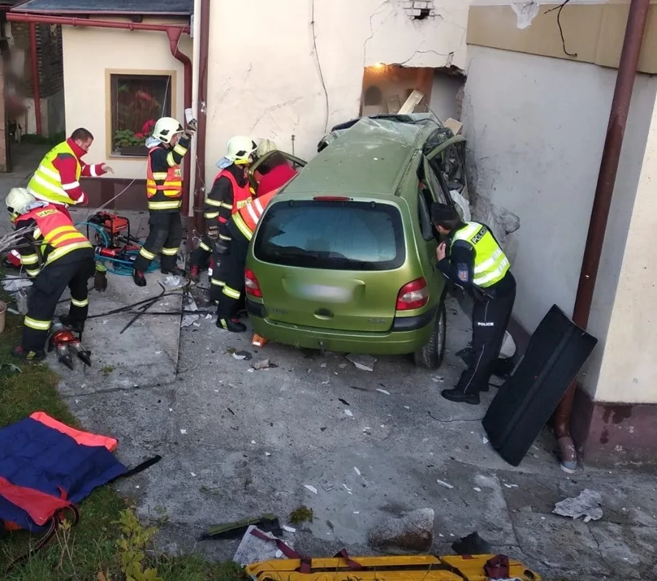 Auto narazilo do domu.