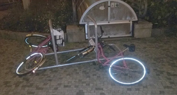 Mladíci se bavili kopání do sdílených kol.