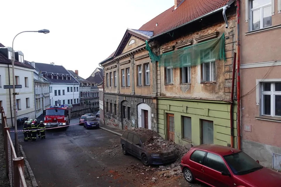 V jiráskově ulice spadla část zdi na auto.