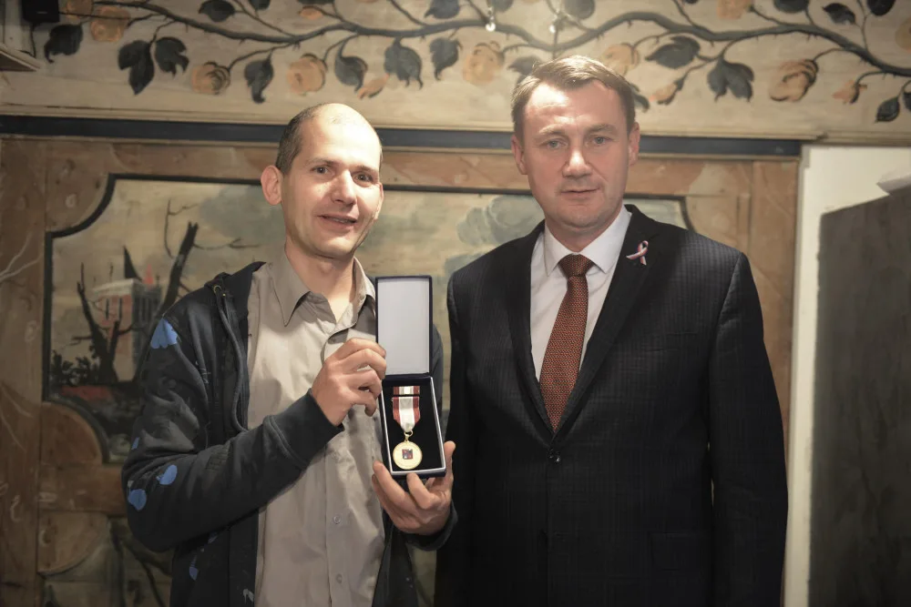 Ivo Raisr za svůj čin obdržel od hejtmana medaili.