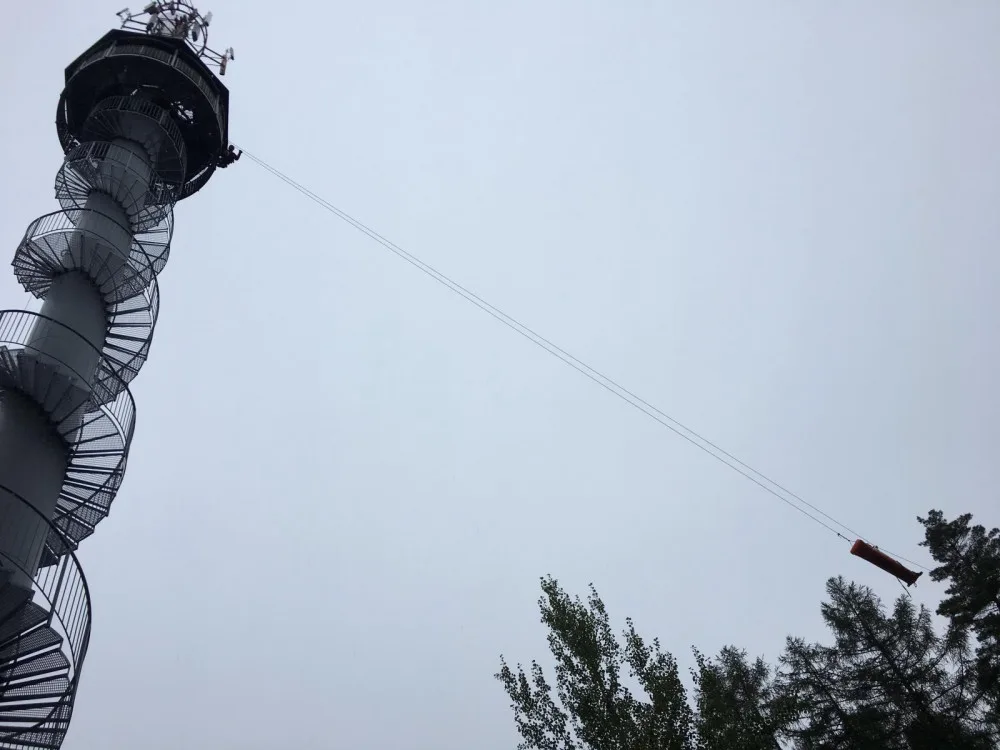 Snímek z 24 hodinového výcviku hasičů v Klokočských skalách.