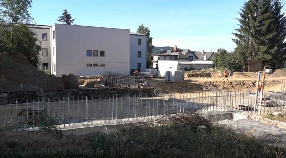 Foto z července. Od té doby výstavba výrazně pokročila.