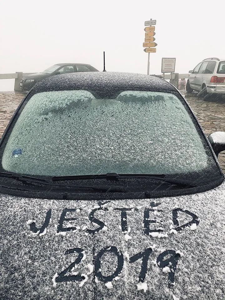 Sníh na Ještědu.