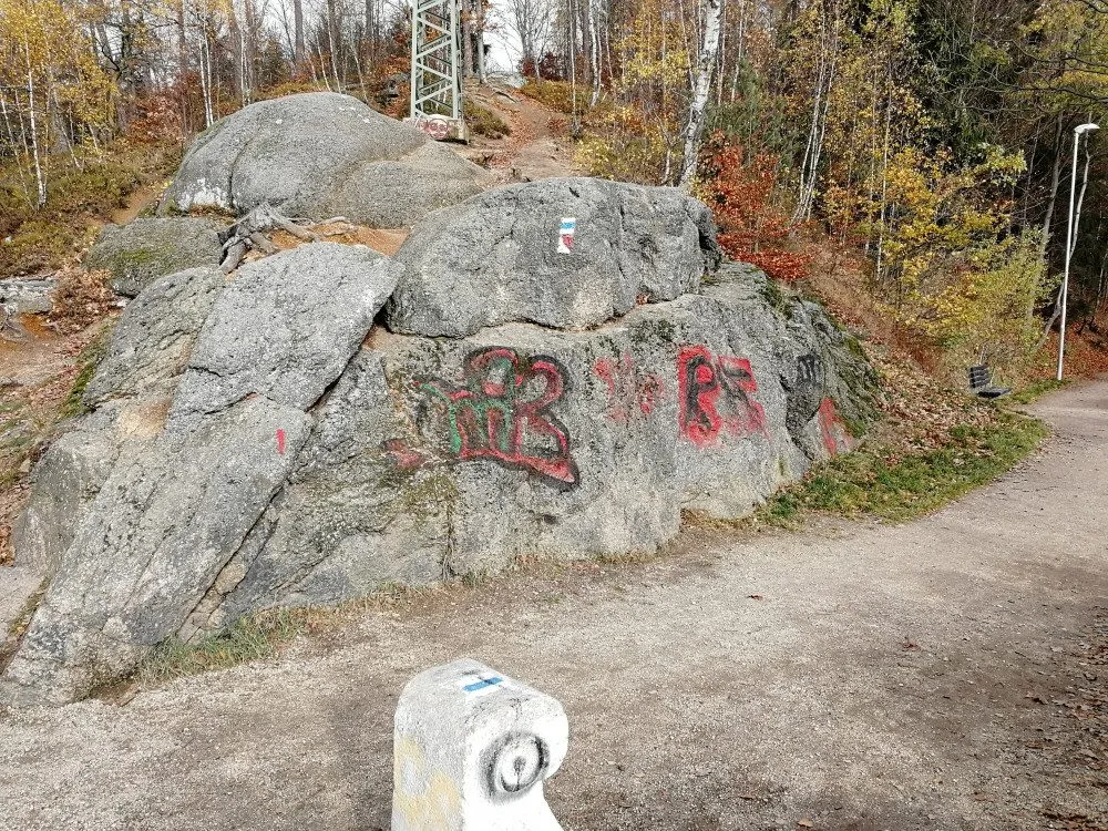 Takto neznámý vandal poničil skály u jablonecké přehrady.