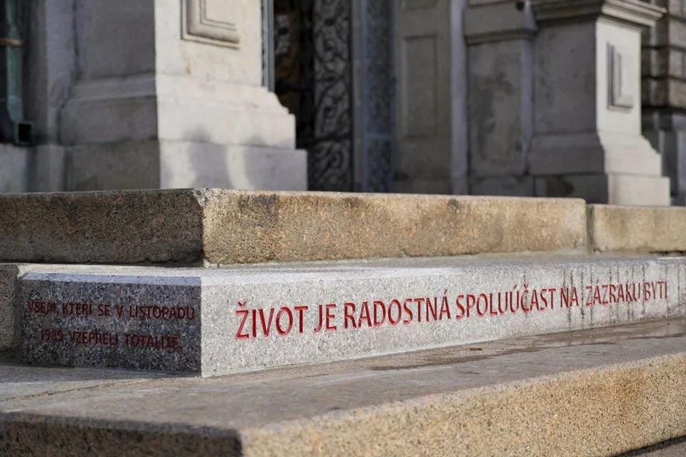 Nový schod u vchodu do radnice s citátem Václava Havla.